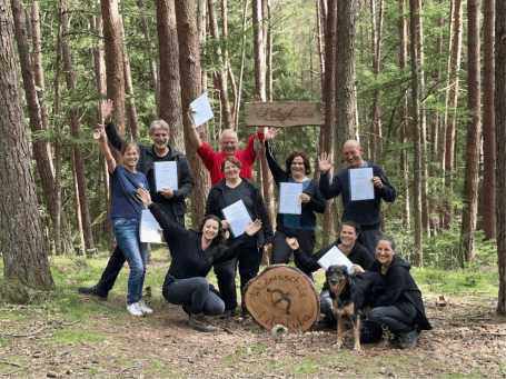 Gruppe von Menschen mit Urkunden