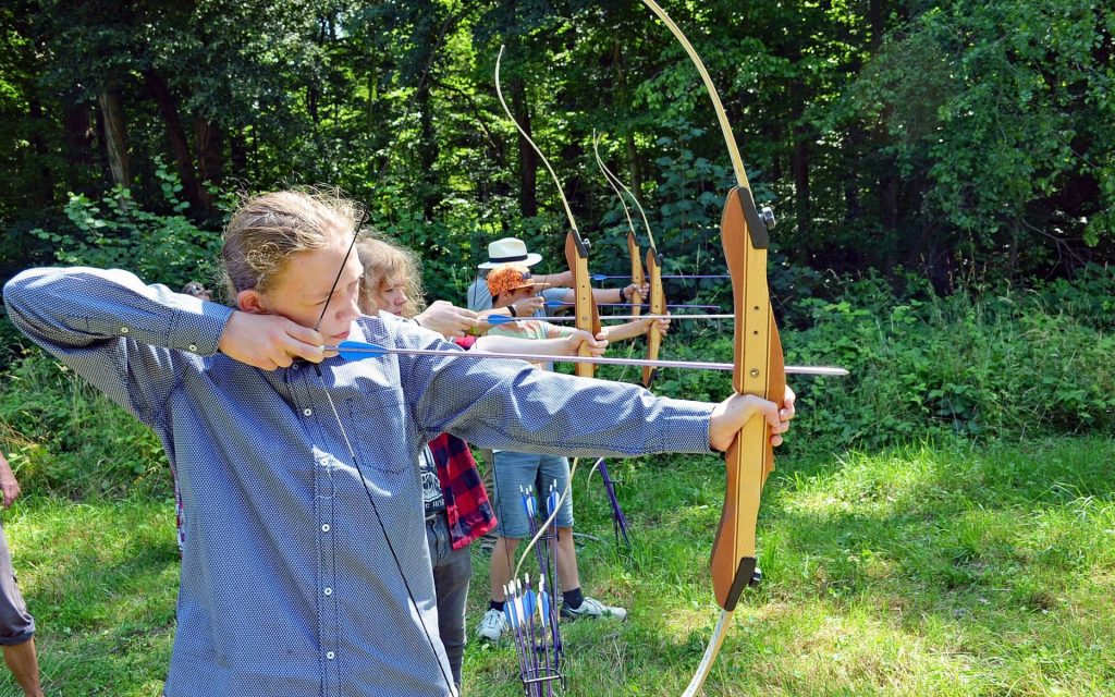Bogensport auf grünem Feld


